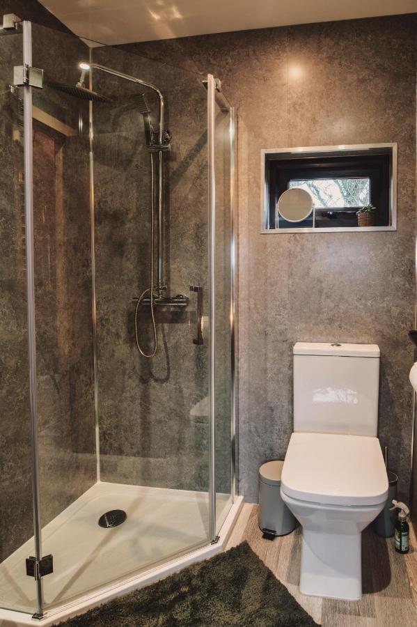 Luxury Glamping Cabin With Outdoor Bath On Cornish Flower Farm ทรูโร ภายนอก รูปภาพ