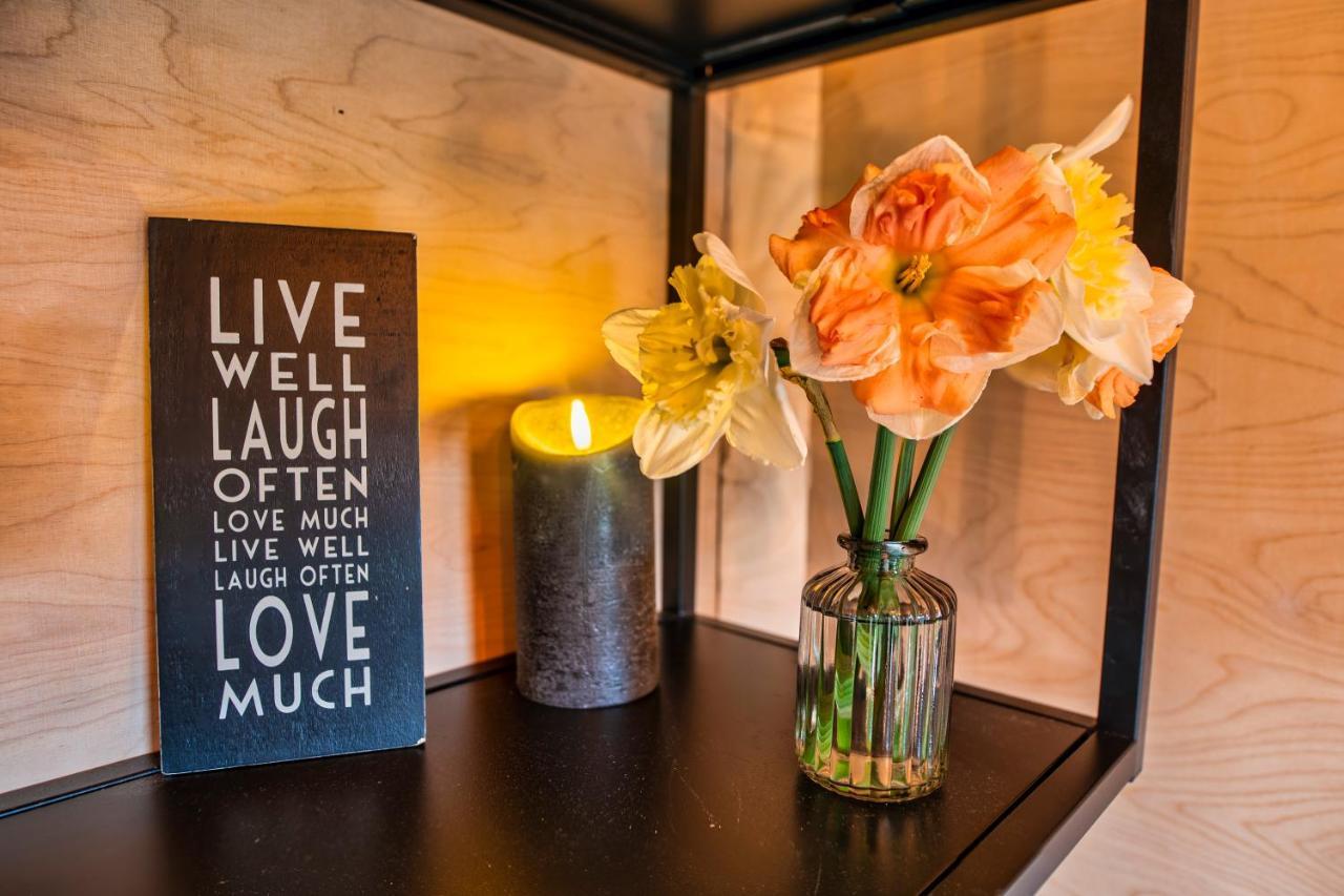 Luxury Glamping Cabin With Outdoor Bath On Cornish Flower Farm ทรูโร ภายนอก รูปภาพ